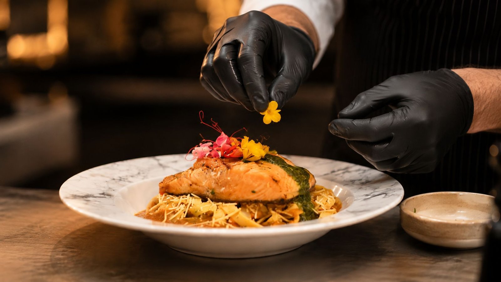 Chef de Cavamar emplatando salmón